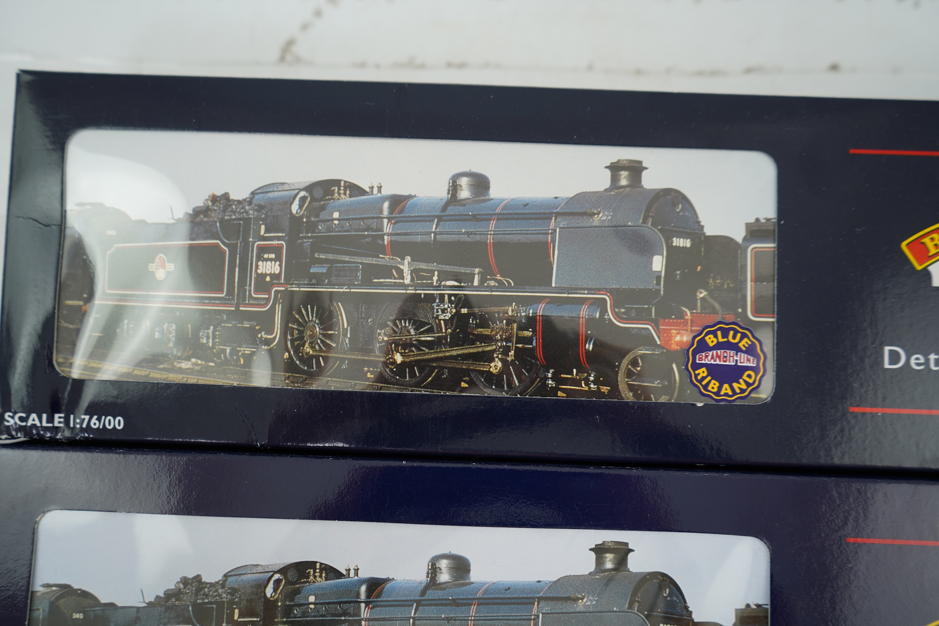 Two boxed Bachmann Branchline 00 gauge railway Southern Railway N Class tender locomotives; 1824 (32-153), together with 1864 (32-155)
